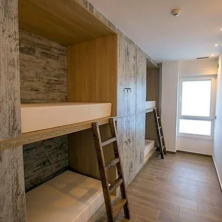 Thostel Otel *